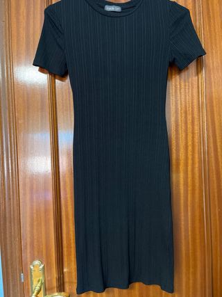 Vestido negro ajustado canalé