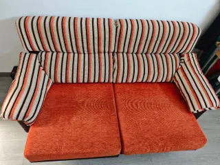 Sofá de tela multicolor con rayas.
