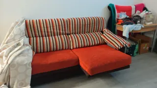 Sofá de tela multicolor con rayas.