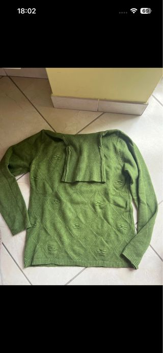 Maglione verde collo alto