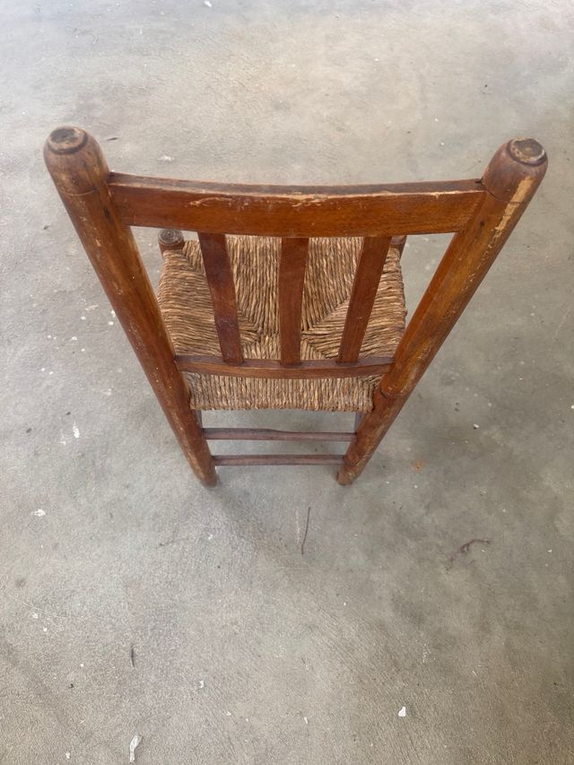 Silla antigua de madera y mimbre