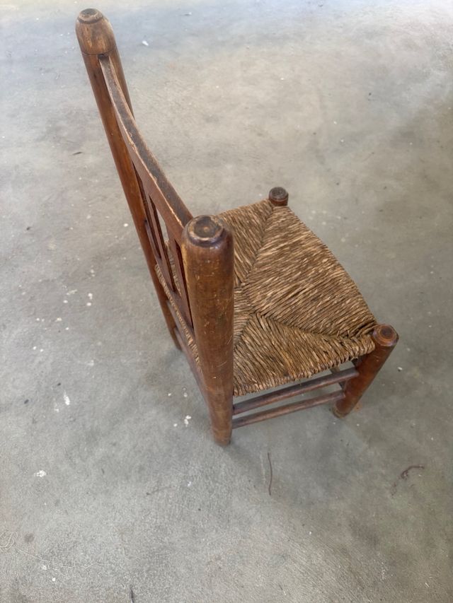 Silla antigua de madera y mimbre