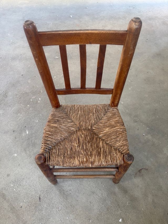 Silla antigua de madera y mimbre
