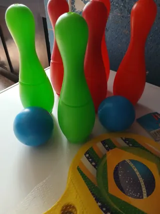 Giochi da spiaggia: bowling, racchette, secchiello