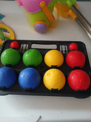 Giochi da spiaggia: bowling, racchette, secchiello