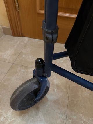 Andador 3 ruedas azul con bolsa