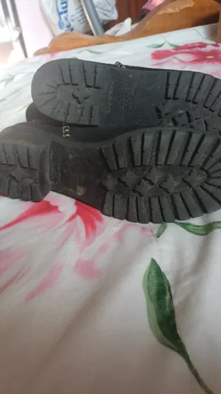 Botas de pelo negras y grises