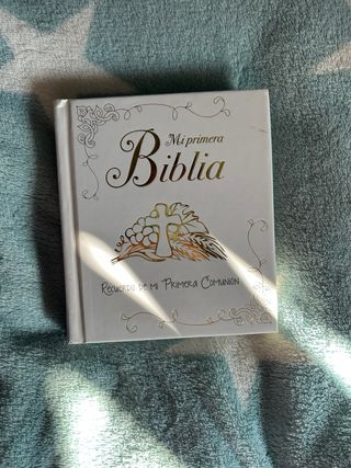 Libro Biblia y Comunión