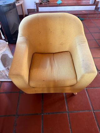 Sillón amarillo de tela