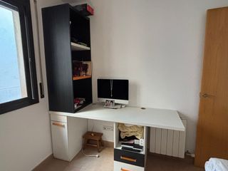 Escritorio con cajones y estantería
