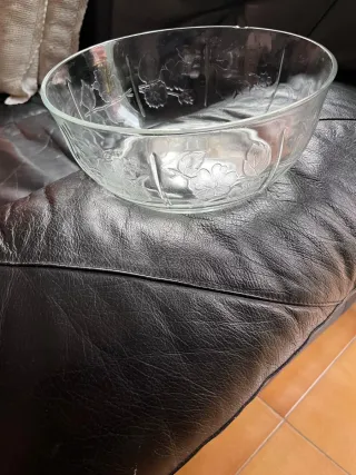Ensaladera de cristal con relieve floral