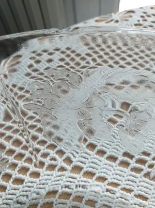 Ensaladera de cristal con relieve floral