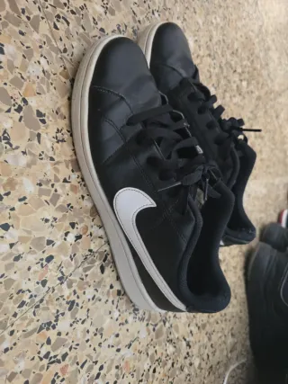 Zapatillas Nike Talla 42 Negras y Blancas