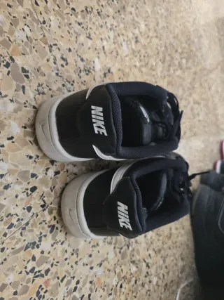 Zapatillas Nike Talla 42 Negras y Blancas