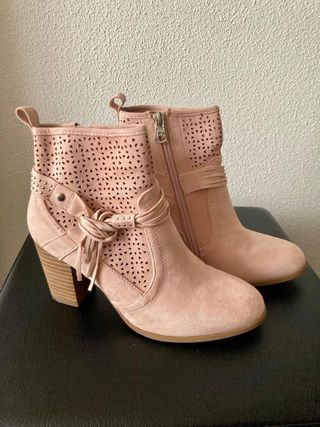 Botines rosas con tachuelas y flecos marca chica10