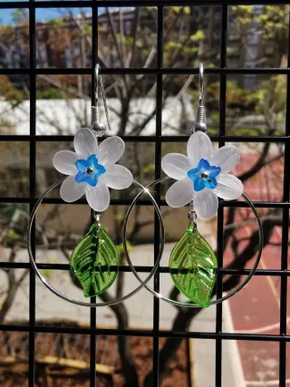 Pendientes Aro Flor Blanca, azul  y Hoja Verde
