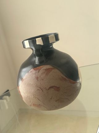 Jarrón de cerámica negro y blanco