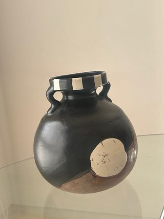 Jarrón de cerámica negro y blanco