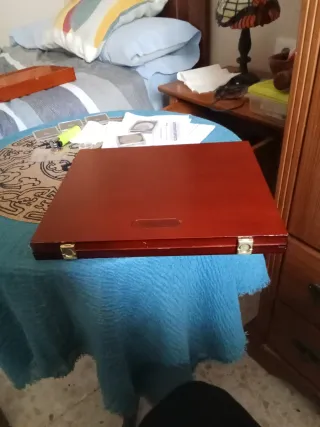 Estuche de madera noble para doce monedas