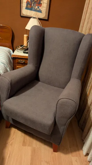 Sillón de tela gris