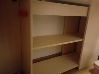 Escritorio beige y rosa, con zapatero.