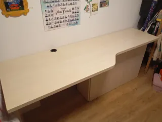 Escritorio beige y rosa, con zapatero.