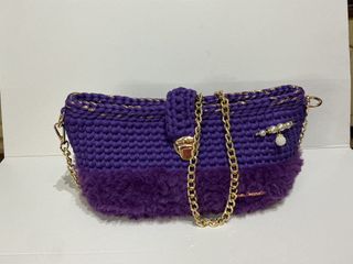 Borsa fatta a mano viola con dettagli oro