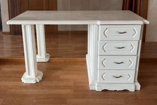 Escritorio blanco de madera