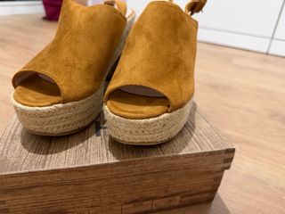 Sandalias mostaza plataforma tacón esparto