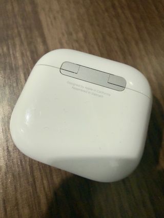 AirPods 4 con Cancelación activa de ruido.