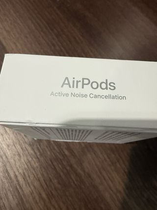 AirPods 4 con Cancelación activa de ruido.
