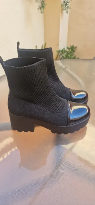 Botines negros con puntera brillante
