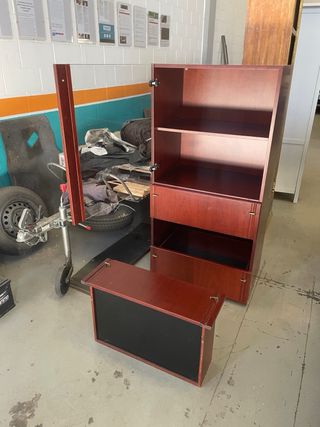 Mueble vitrina de madera y cristal