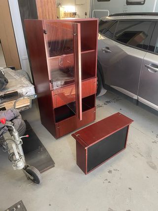 Mueble vitrina de madera y cristal