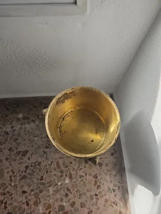 Macetero antiguo de bronce