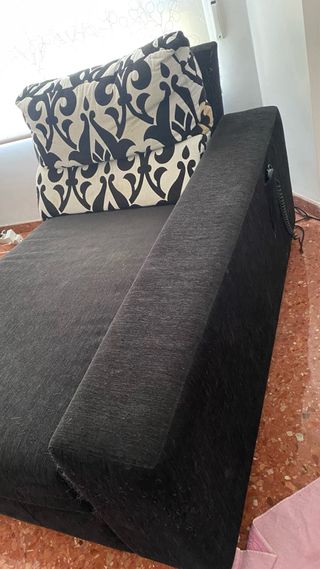 Sofá negro con cojines decorativos i muebles .