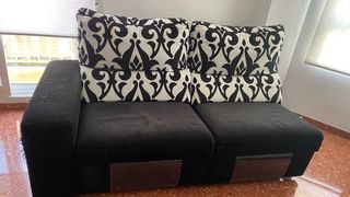 Sofá negro con cojines decorativos i muebles .