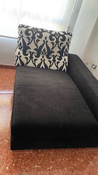 Sofá negro con cojines decorativos i muebles .