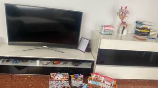 Sofá negro con cojines decorativos i muebles .