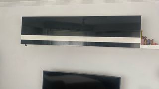 Sofá negro con cojines decorativos i muebles .