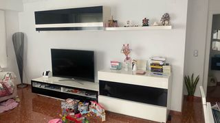 Sofá negro con cojines decorativos i muebles .