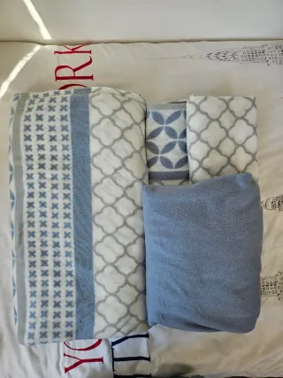 Juego de sábanas azul y gris