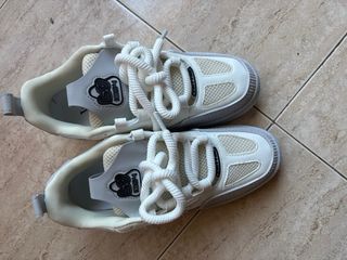 Zapatos Louis Vuitton grises y blancos