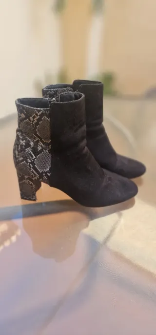Botines negros con detalle multicolor