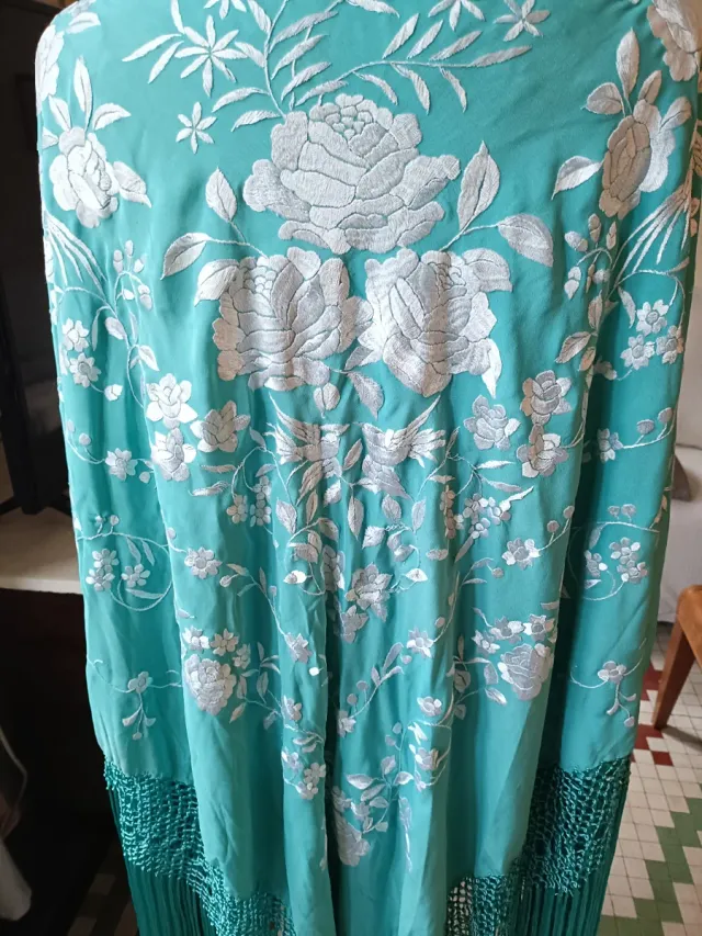 Mantón de Manila bordado