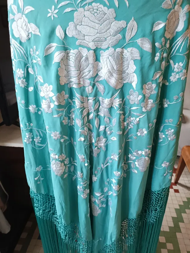 Mantón de Manila bordado