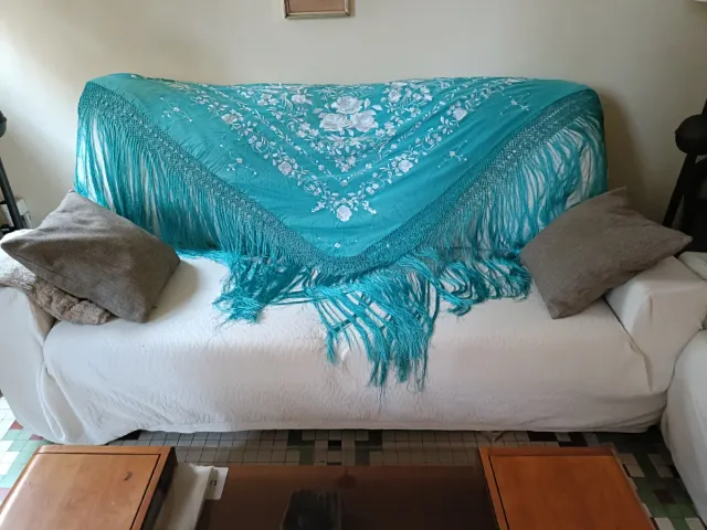 Mantón de Manila bordado