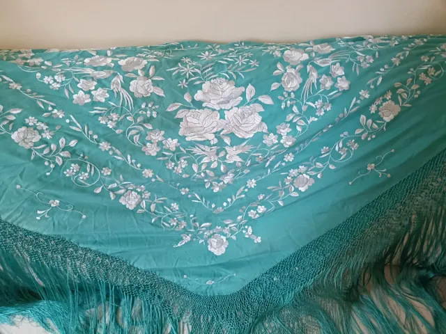 Mantón de Manila bordado