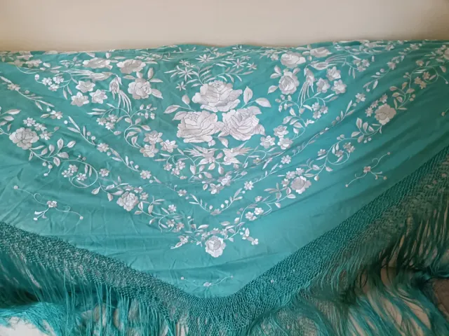 Mantón de Manila bordado
