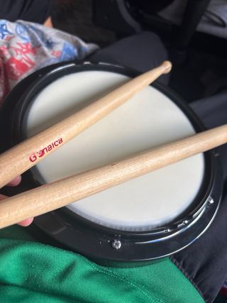 Caja sorda para prácticar con baquetas en buen uso